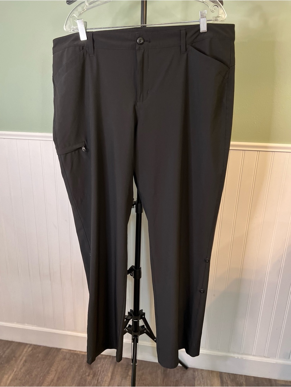 Eddie Bauer Black Roll Up Adventurer Pants. Size 18